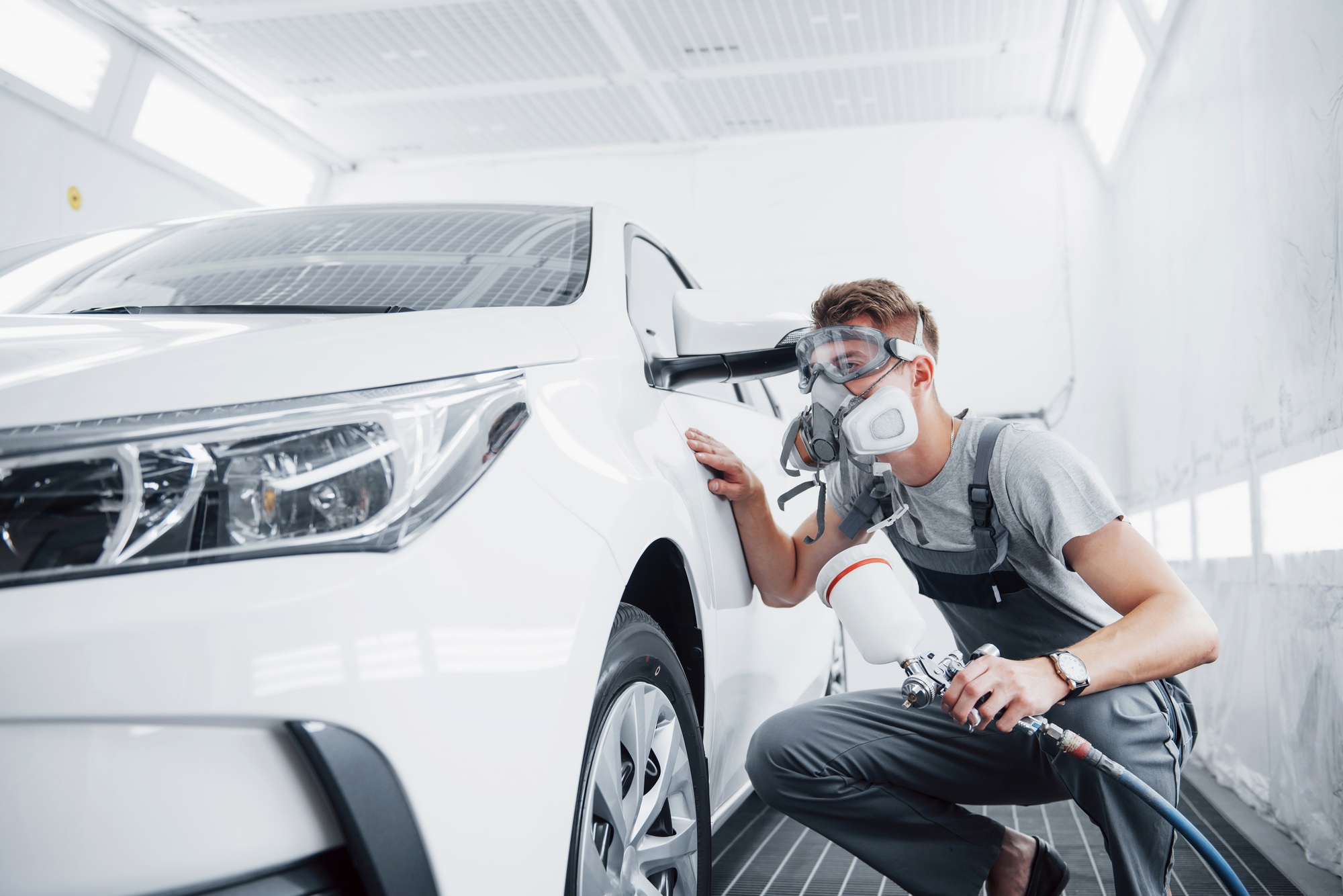 The procedure of painting a car in the service center.