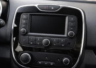 découvrez tout ce que vous devez savoir sur le code autoradio de la clio 4 : comment le récupérer, l'entrer et résoudre les problèmes courants pour profiter pleinement de votre système audio.