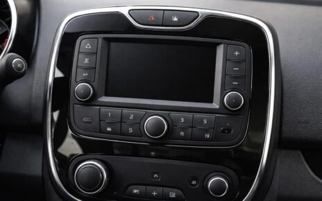 découvrez tout ce que vous devez savoir sur le code autoradio de la clio 4 : comment le récupérer, l'entrer et résoudre les problèmes courants pour profiter pleinement de votre système audio.